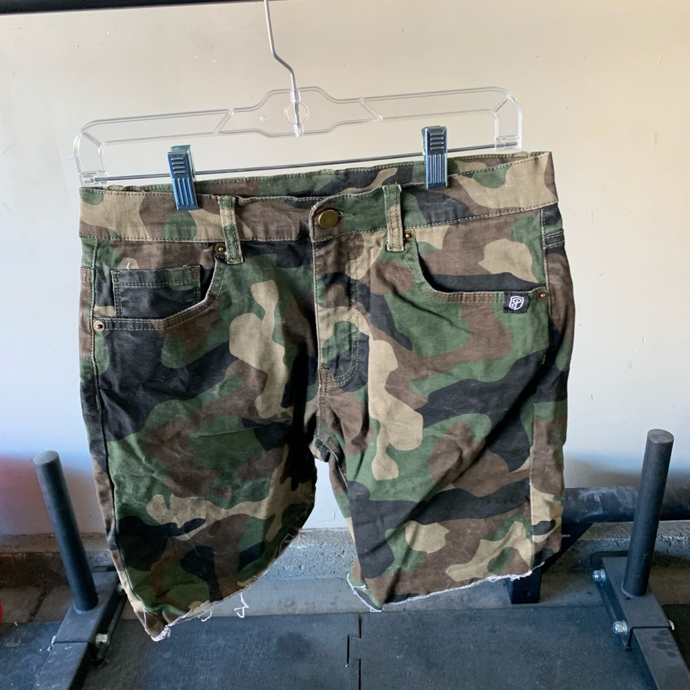 Men M 32 born primitive stretch denim shorts